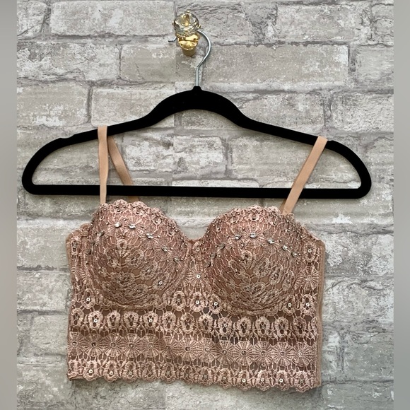 WINDSOR: Reigning Lace Crop Top - Picture 6 of 13